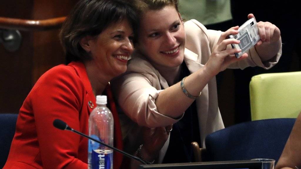 Bundesrätin Doris Leuthard (links) und Sophie Neuhaus, Vertreterin der Jugendverbände der Schweiz, machen bei ihrem Auftritt in New York ein Selfie.