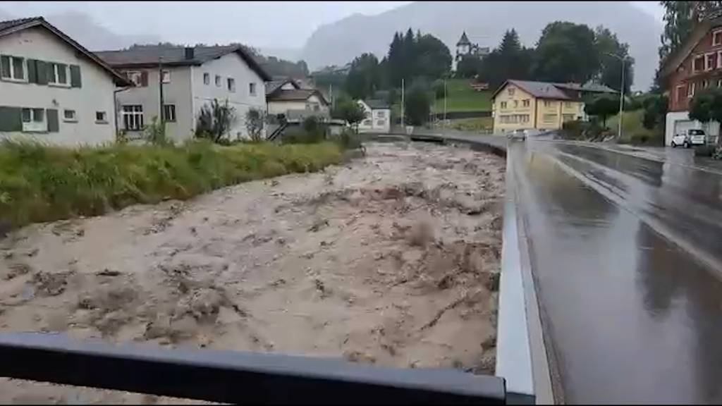 Hochwasser unterspült die Gleise der Appenzeller Bahnen