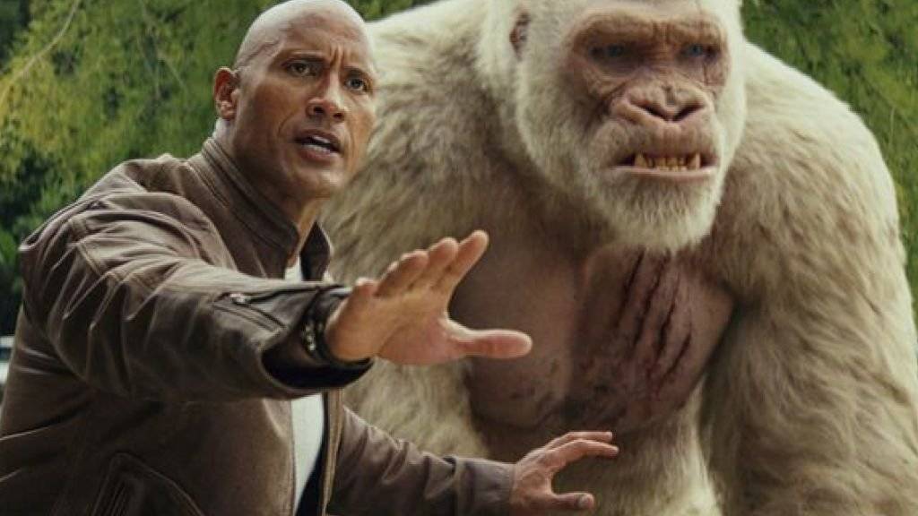 Dwayne Johnson zusammen mit seinem Freund, dem Gorilla, im Film «Rampage: Big Meets Bigger». Der Streifen um ein schief gelaufenes Gen-Experiment hat in Nordamerika die Kinocharts erobert. (Archivbild)