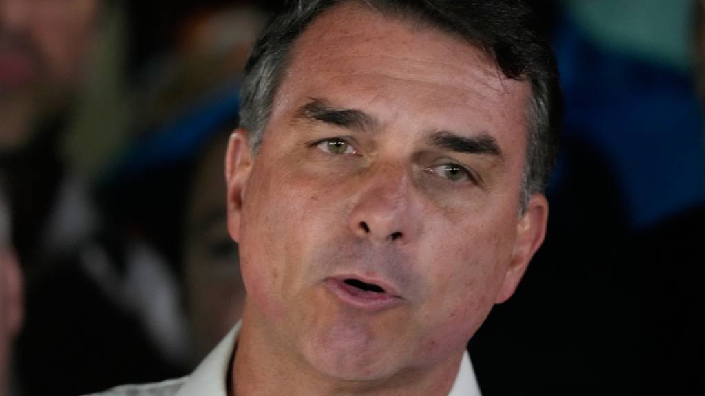 Der Präsidentschaftskandidat der Opposition, Senator Flavio Bolsonaro, hält nach der Stichwahl um das Präsidentenamt eine Rede. Foto: Eraldo Peres/AP/dpa