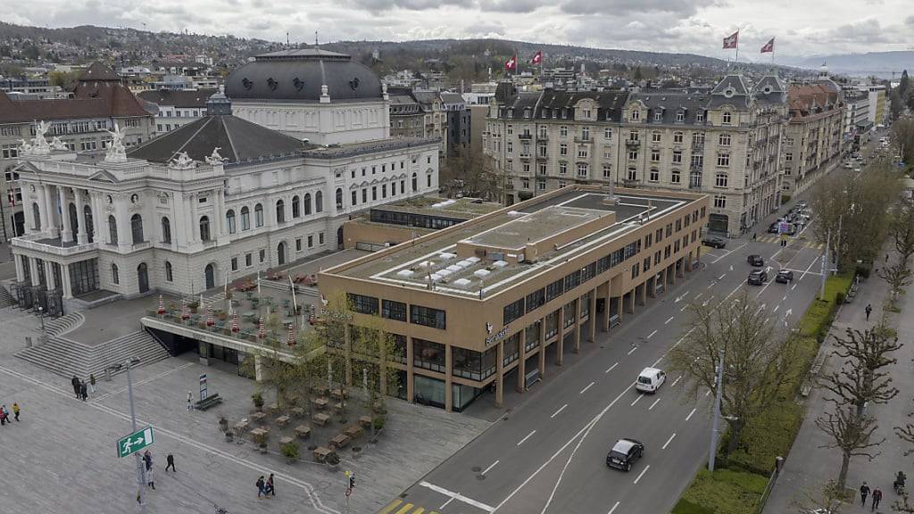Der «Fleischkäse» am Sechseläutenplatz soll durch etwas Modernes ersetzt werden. Das Bernhard-Theater kann aber am bisherigen Standort bleiben. (Archivbild)