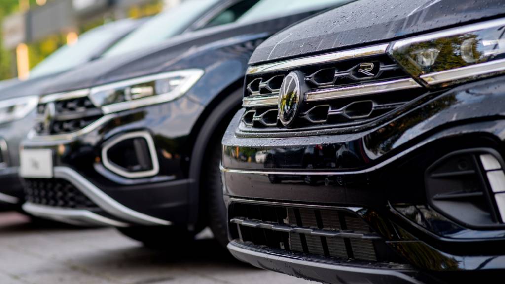 VW ist von Lieferengpässen beim niederländischen Chip-Hersteller Nexperia betroffen. Noch läuft die Auto-Produktion in Deutschland aber weiter. (Archivbild)