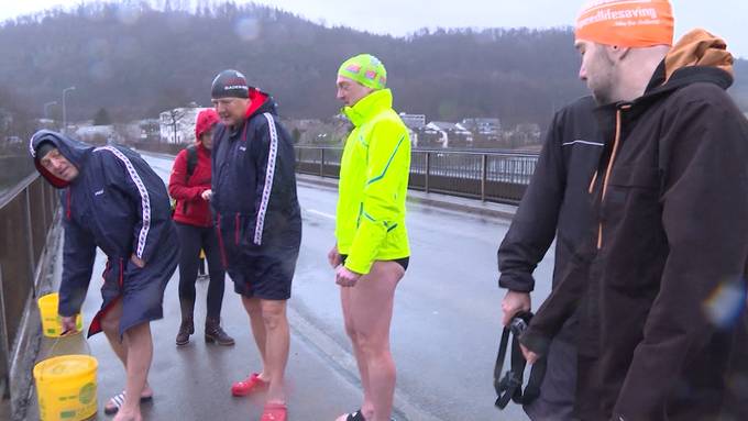 Rettungsschwimmer springen in Schinznach in 7 Grad kalte Aare
