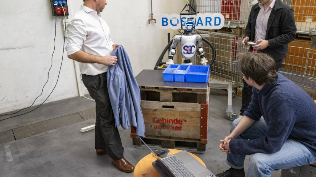 Studierende der ETH Zürich bei ihrer Arbeit in einem Provisorium, anlässlich der Präsentation des Projekts ETH Lerning Factory Zug am Montag in der Stadt Zug.