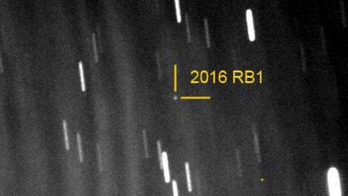 Asteroid fliegt an Erde vorbei