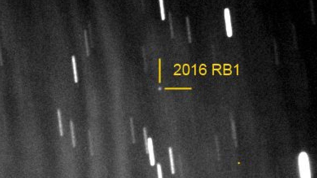 Der Lichtpunkt des Kleinen Planeten 2016 RB1 ist vor dem Sternhintergrund unterwegs.