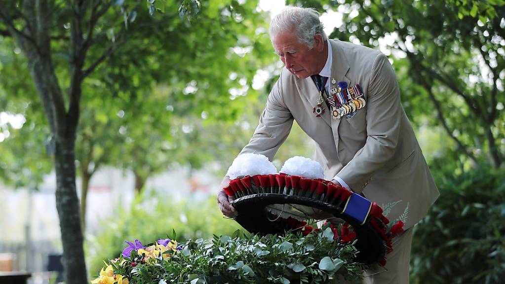 Prinz Charles, Prinz von Wales, legt anlässlich des Tages der Kapitulation Japans im Zweiten Weltkrieg am National Memorial Arboretum in der Stadt Alrewas einen Kranz nieder. Foto: Molly Darlington/PA Wire/dpa