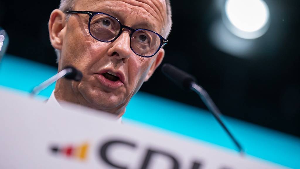 CDU-Bundesvorsitzender Friedrich Merz spricht beim CDU-Bundesparteitag in Berlin. Foto: Michael Kappeler/dpa