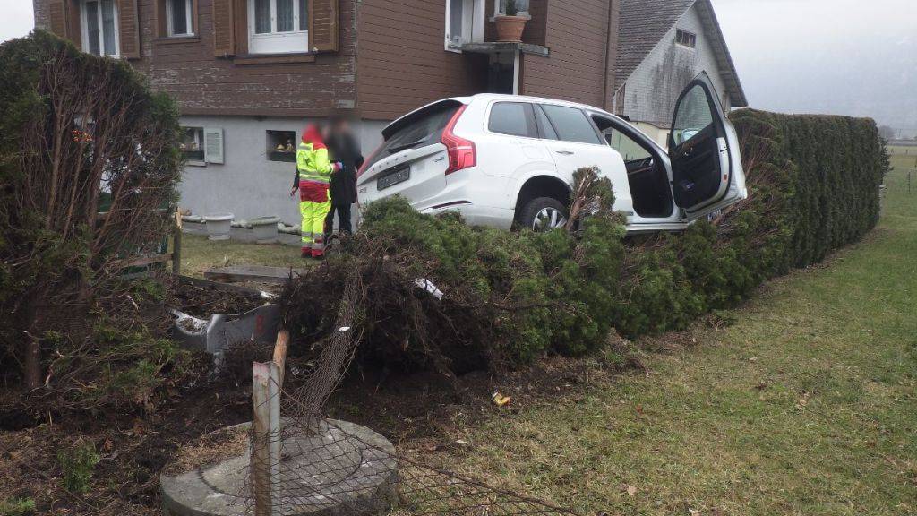 Statt an der Zapfsäule endete ein Auto in Altdorf auf einem Gartenhag.