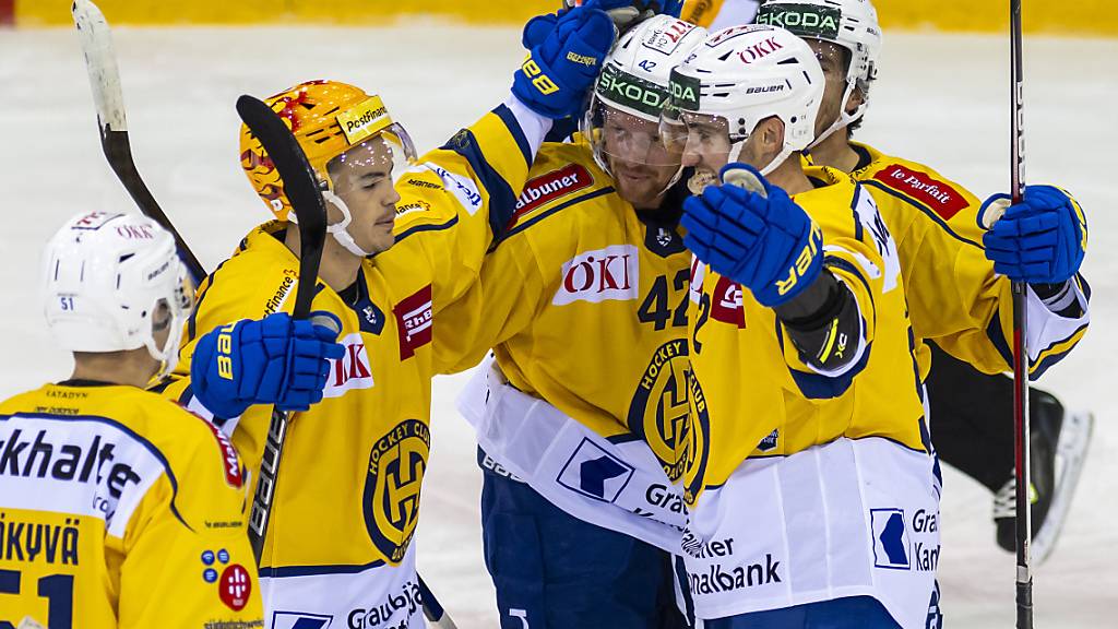 Die siegreichen Spieler von Davos liegen sich in den Armen