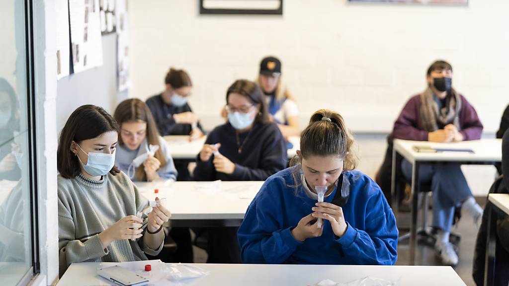 Die SP-Fraktion des St.Galler Kantonsrats fordert von der Regierung umgehende Massnahmen gegen die Pandemie, beispielsweise regelmässige Tests an Schulen. (Symbolbild)