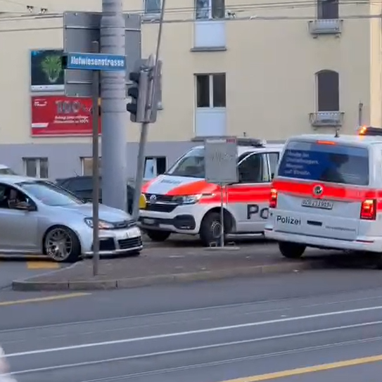Auto knallt beim Bucheggplatz in der Stadt Zürich in Ampel