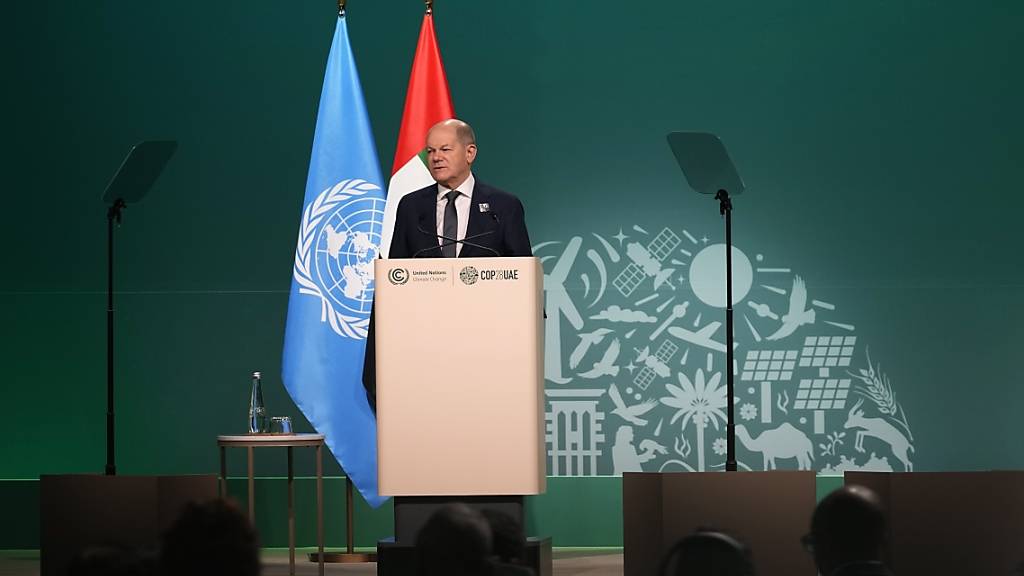Bundeskanzler Olaf Scholz (SPD) spricht während der Weltklimakonferenz der Vereinten Nationen (COP28) in Dubai. Foto: Rafiq Maqbool/AP/dpa