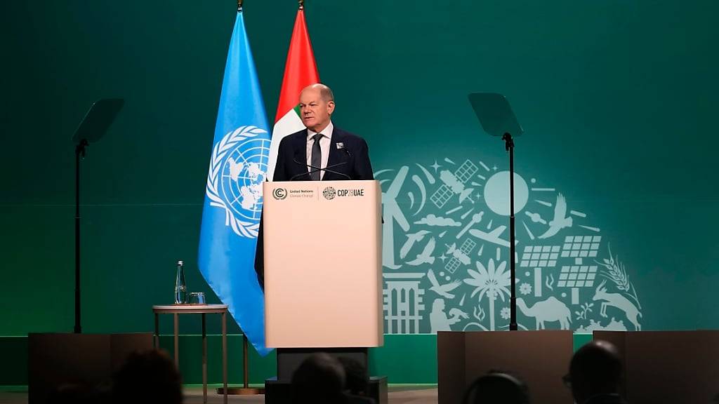Bundeskanzler Olaf Scholz (SPD) spricht während der Weltklimakonferenz der Vereinten Nationen (COP28) in Dubai. Foto: Rafiq Maqbool/AP/dpa