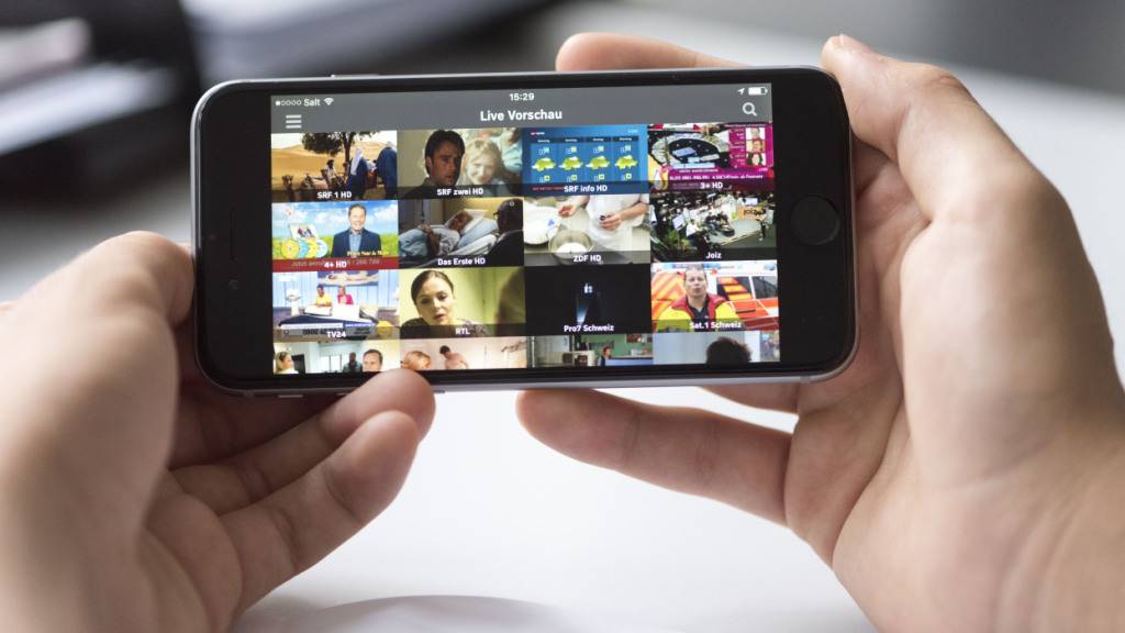 Dem TV-Streaming-Anbieter Zattoo zufolge empfangen 71 Prozent der Schweizer Haushalte Fernsehen über das Internet. (Archivbild)