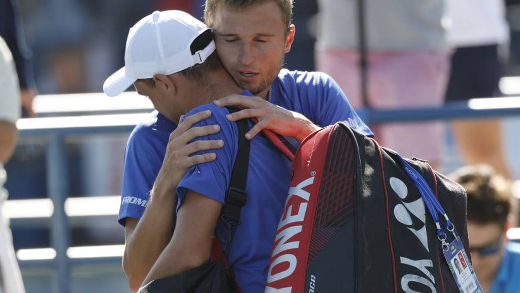 Leandro Riedi tröstet Kamil Majchrzak, der im Spiel gegen ihn aufgeben muss