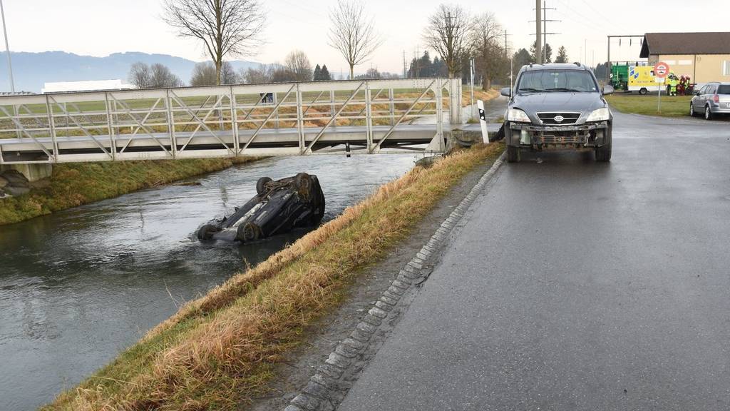 In Oberriet stiess ein Auto ein anderes in den Binnenkanal.