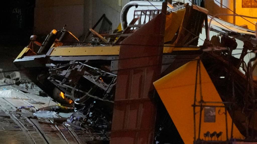 Blick auf die Stelle, an der eine Standseilbahn entgleist ist. Der Unfall des auch bei Touristen beliebten «Elevador da Gloria» habe sich am Mittwochabend aus noch unbekannter Ursache ereignet, berichteten lokale Medien. Foto: Armando Franca/AP/dpa