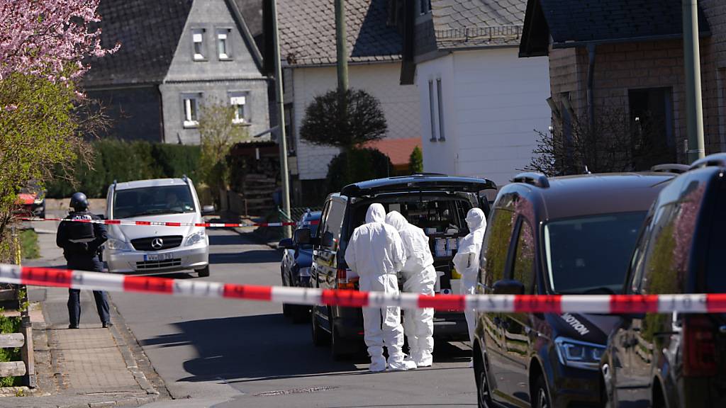 Polizei und Spurensicherung stehen in Weitefeld im Westerwald. Beamte hatten dort in den frühen Morgenstunden in einem Haus drei Tote entdeckt. Foto: Thomas Frey/dpa