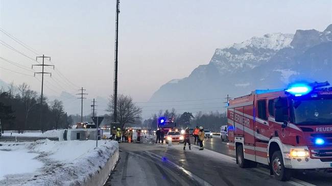 Ein Kleinbus geriet auf der Autobahneinfahrt bei Maienfeld ins Schleudern