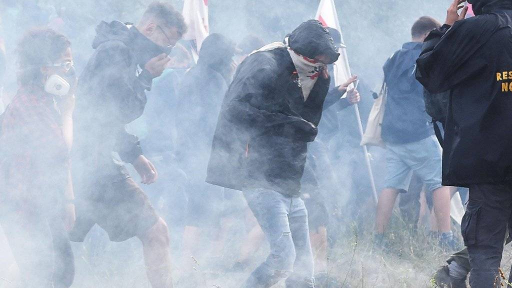 Bei einer Protestkundgebung gegen den Bau einer umstrittenen Bahnstrecke zwischen Turin und Lyon bewarfen vermummte Demonstranten die Polizisten mit Steinen. Diese reagierte mit Tränengas.