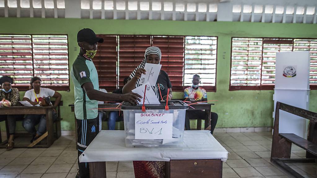 Eine Wählerin gibt in der Hauptstadt Conakry ihre Stimme ab.