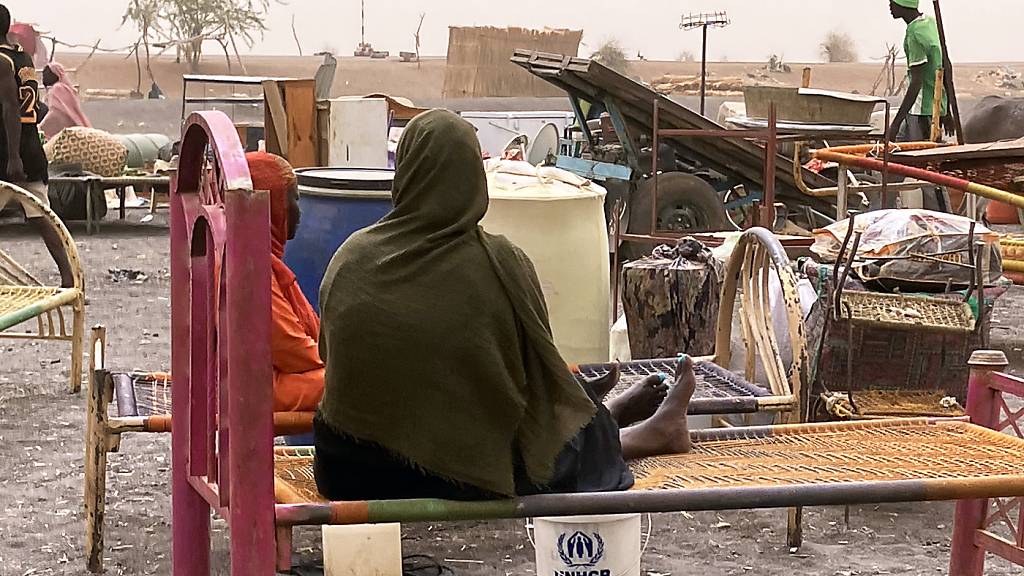 ARCHIV - Geflüchtete Frauen aus dem  dem Sudan mit ihrer Habe. Der Machtkampf im Sudan, der seit Mitte April 2023 andauert, hat die nach UN-Angaben weltweit größte Flüchtlingskrise mit rund zehn Millionen Geflüchteten ausgelöst. Foto: Eva-Maria Krafczyk/dpa