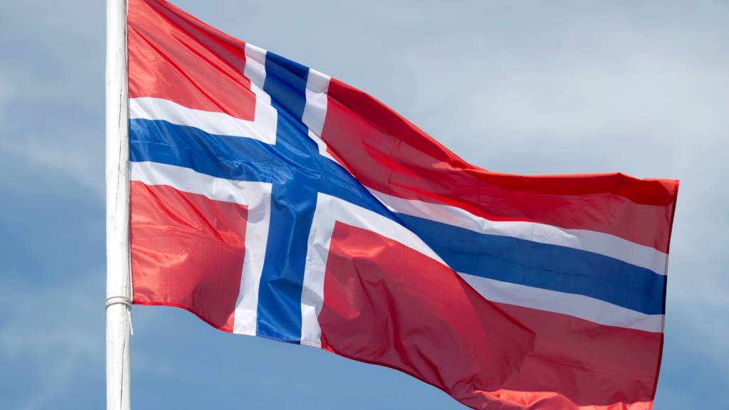 ARCHIV - Die Nationalflagge von Norwegen. Ein deutscher Urlauber ist bei einer Angeltour auf dem Fluss Mandalselva in Südnorwegen ums Leben gekommen. Foto: Patrick Pleul/dpa-Zentralbild/dpa