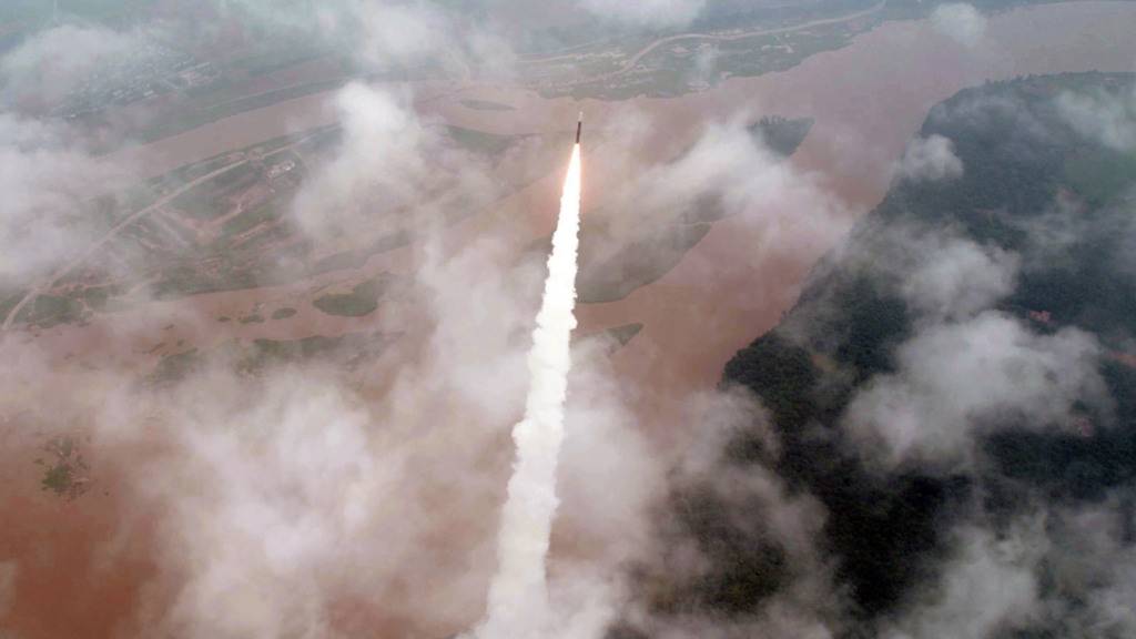 HANDOUT - Diese von der staatlichen nordkoreanischen Nachrichtenagentur KCNA zur Verfügung gestellte Aufnahme soll nach eigenen Angaben den angeblichen Testabschuss am 12.07.2023 zeigen. Der Inhalt kann nicht unabhängig verifiziert werden. Foto: Uncredited/KCNA/KNS/dpa - ACHTUNG: Nur zur redaktionellen Verwendung und nur mit vollständiger Nennung des vorstehenden Credits