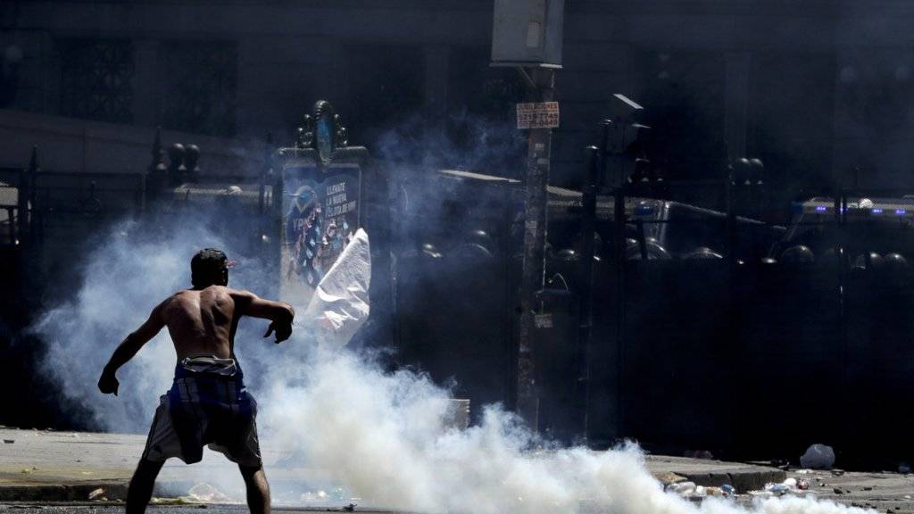 Brandsätze und Steinwürfe: Chaoten demonstrieren in Argentinien gegen Sparmassnahmen.