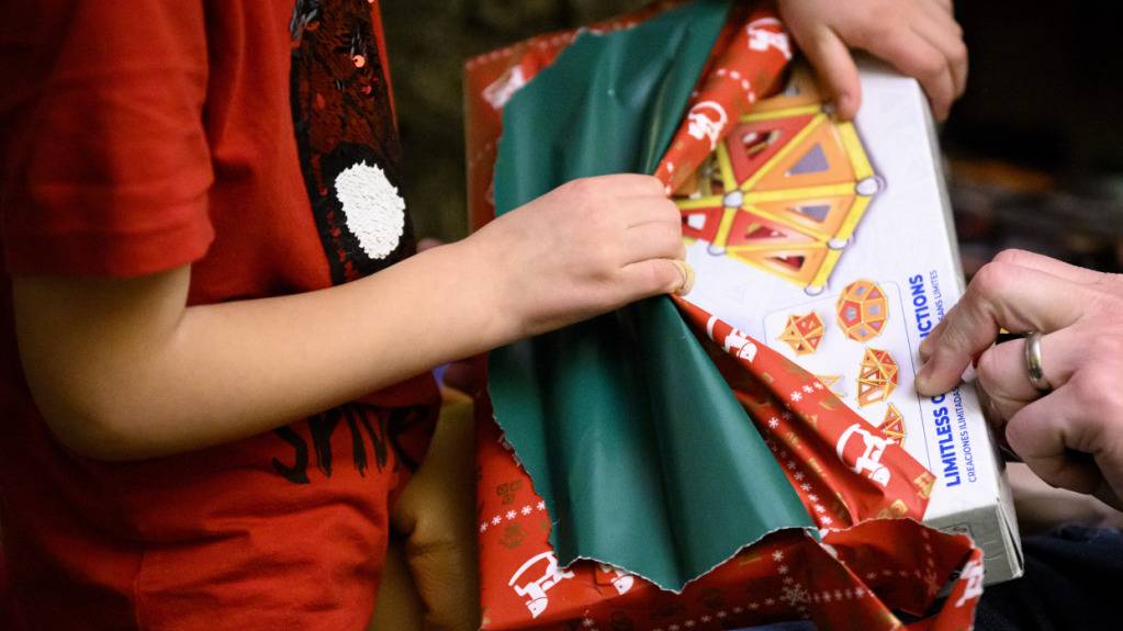 Häufig verschenkt werden gemäss Umfrage weiterhin Spielwaren, Süssigkeiten, Geschenkgutscheine oder Geld. (Archivbild)