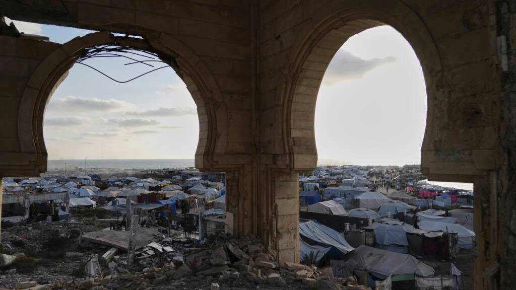 Ein behelfsmäßiges Zeltlager für vertriebene Palästinenser erstreckt sich über den Hafen von Gaza-Stadt . Foto: Jehad Alshrafi/AP/dpa