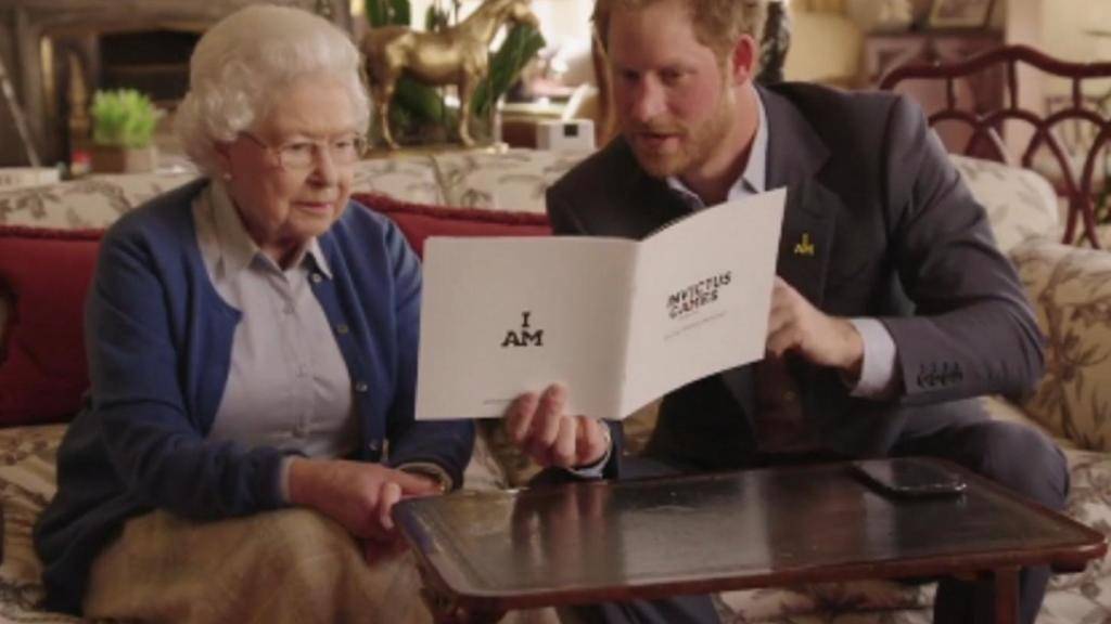 Werbetrommel für die Invictus Games: Prinz Harry erklärt seiner Grossmutter Königin Elizabeth II. den Sportwettbewerb.
