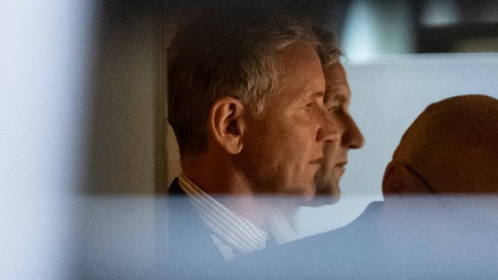ARCHIV - Björn Höcke, Vorsitzender der Thüringer AfD, steht nach Ende des Verhandlungstages in einem Fahrstuhl. Ihm wird vorgeworfen, Kennzeichen verfassungswidriger und terroristischer Organisationen verwendet zu haben. Foto: Hendrik Schmidt/dpa
