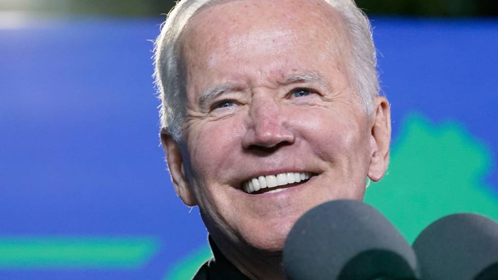 ARCHIV - Joe Biden, Präsident der USA, spricht bei einer Wahlkampfveranstaltung. Nach monatelangem Ringen hat der US-Kongress eines der innenpolitischen Kernvorhaben von Präsident Biden beschlossen. Foto: Alex Brandon/AP/dpa