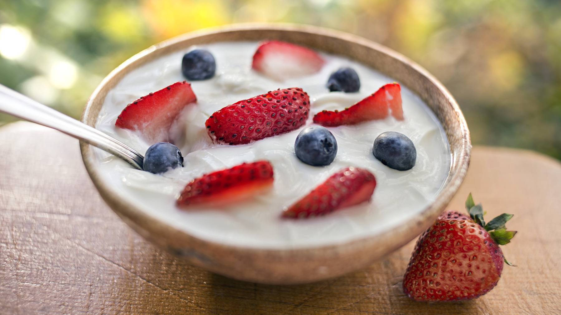 Frische Früchte und Joghurt liefern Energie und helfen gegen Stress.
