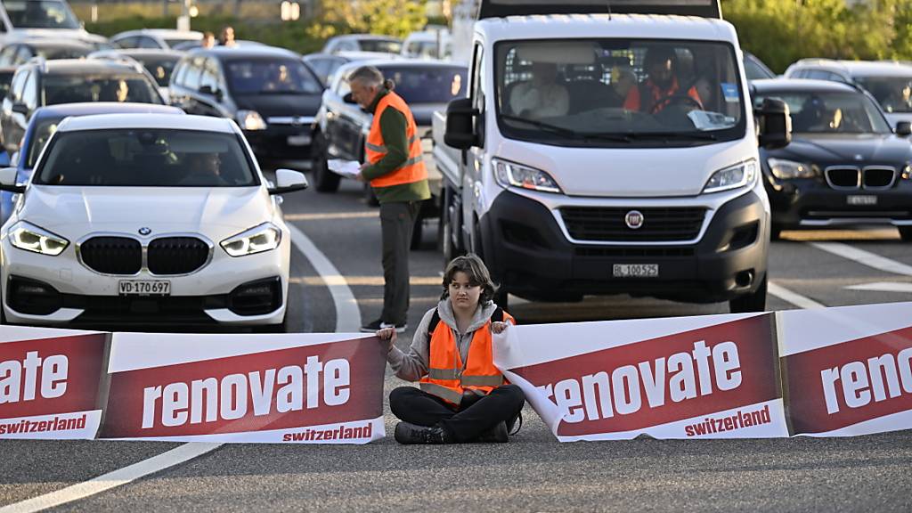 Klima-Aktivisten kleben sich an Autobahn fest und blockieren Ausfahrt