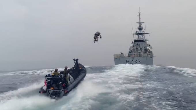 Marinesoldaten fliegen im Düsenjet-Anzug übers Meer