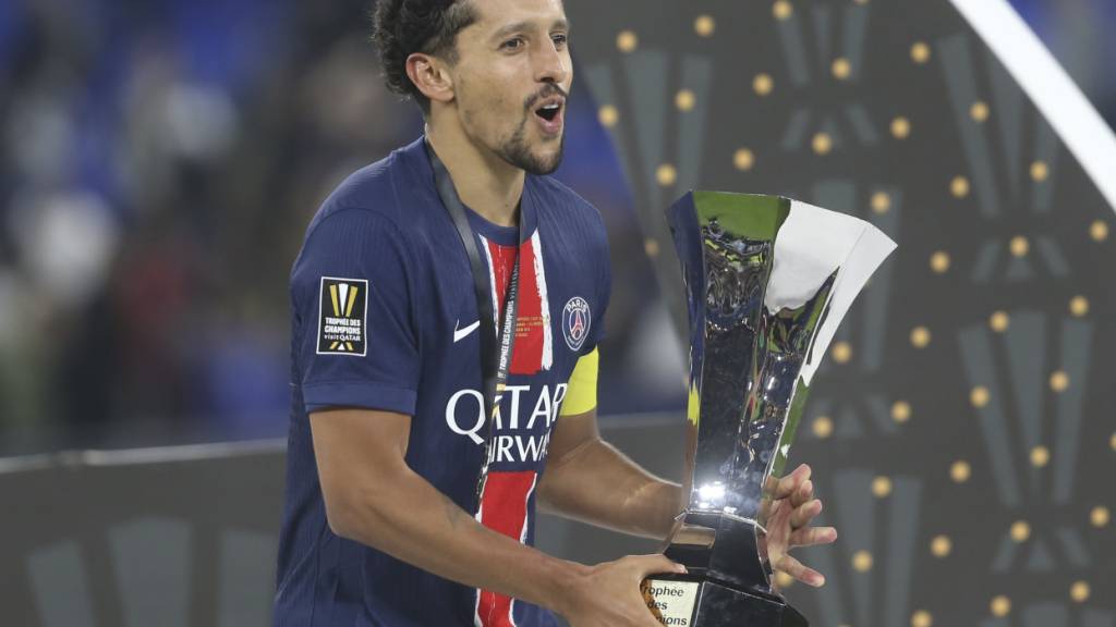 Marquinhos, der Captain des PSG, nimmt in Doha den Supercup-Pokal entgegen
