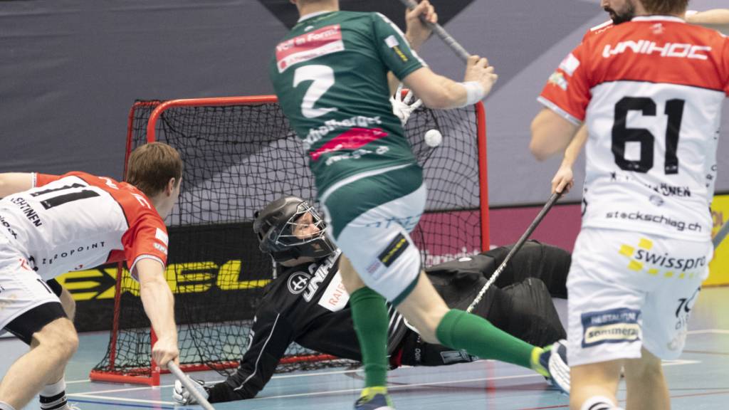 Die Unihockey-Elite greift wieder ein: Wiler-Ersigens Nationalverteidiger Nicola Bischofberger prüft Churs Goalie Christoph Reich. (Archivbild)