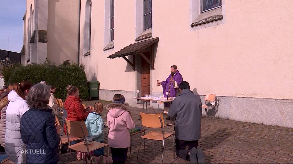 Gebenstorf: Pater darf nicht mehr in die Kirche und führt eine Open-Air-Messe durch