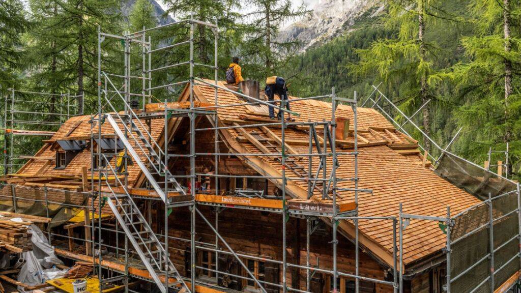 Das Dach der Chamanna Cluozza im Schweizerischen Nationalpark wird mit Lärchenschindeln aus der Region gedeckt.