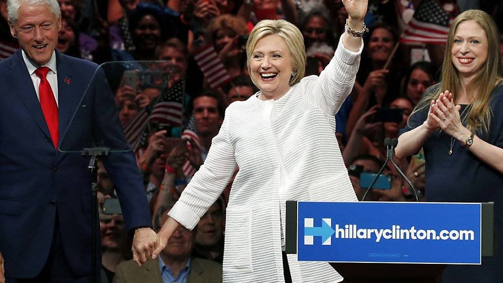 Chelsea Clinton (ganz rechts) Anfang Juni bei einer Wahlkampfveranstaltung Anfang Juni: Die 36-jährige Tochter von Hillary und Bill Clinton ist zum zweiten Mal Mutter geworden. (Archivbild)