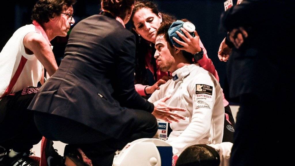 Der Schweizer Schlussfechter Max Heinzer musste nach einem Sturz im Final gepflegt werden und konnte nicht mehr weitermachen
