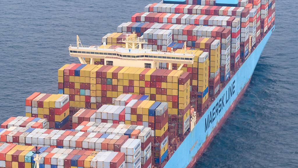 Die dänische Reederei Maersk hat im zweiten Quartal erneut einen Einbruch bei Umsatz und Gewinn erlitten. Allerdings sprach die weltweit zweitgrösste Containerreederei von einem «soliden Ergebnis» und hob die Gewinnprognosen für das Gesamtjahr an. (Archivbild)