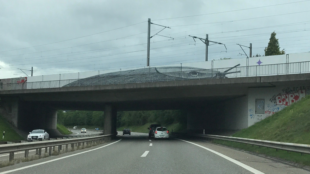 Was macht die Schnecke über dem Autobahn-Zubringer?