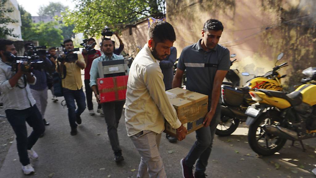 Die indische Polizei führte in Neu Delhi eine Razzien in den Räumen einer Nachrichten-Website sowie in den Wohnungen mehrerer ihrer Journalisten durch. Foto: Dinesh Joshi/AP/dpa