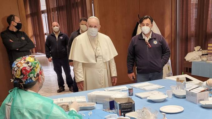 Papst besucht Mitarbeiter und Bedürftige in Corona-Impfzentrum