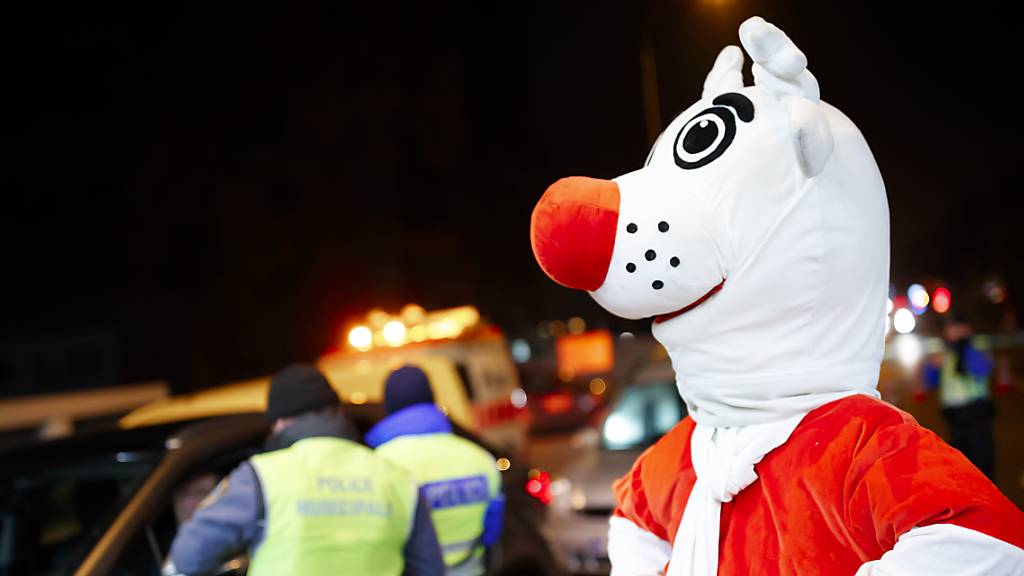 Dieses Jahr ist «Nez Rouge» nicht flächendeckend unterwegs: Das Maskottchen der Aktion wirbt in Genf für mehr Verkehrssicherheit. (Archivbild)