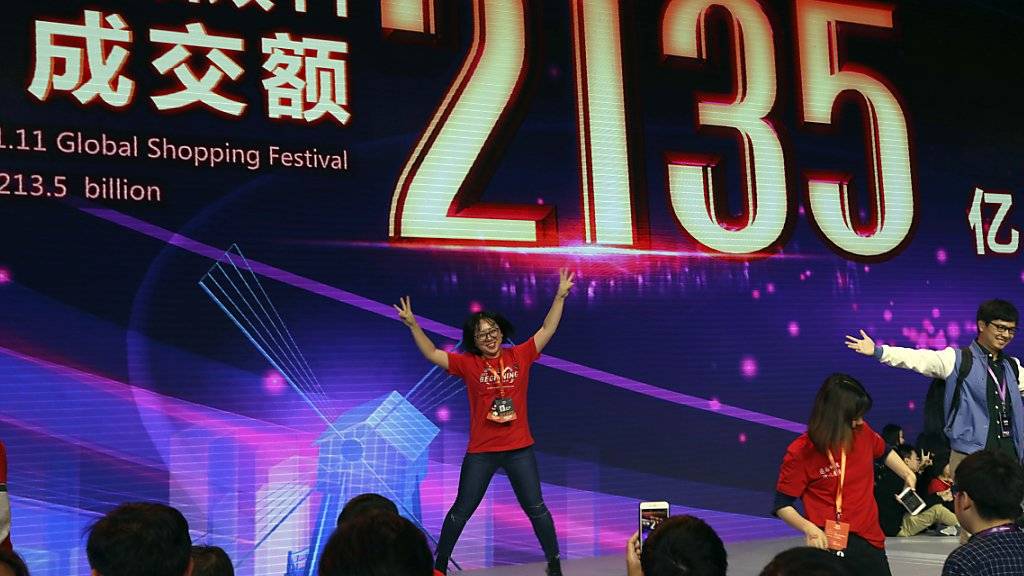 Online-Schnäppchen Jagd: Alibaba Mitarbeiter feiern am 11. November in Shanghai den Rekordumsatz am diesjährigen Single's Day von 213,5 Milliarden RMB, was rund 31 Milliarden Dollar entspricht.